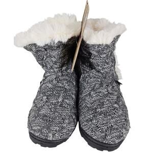MUK LUKS WOMEN’S GRAY KNIT SLIPPER BOOTS –  SIZE S (5–6) – NDOOR/OUTDOOR SOLE